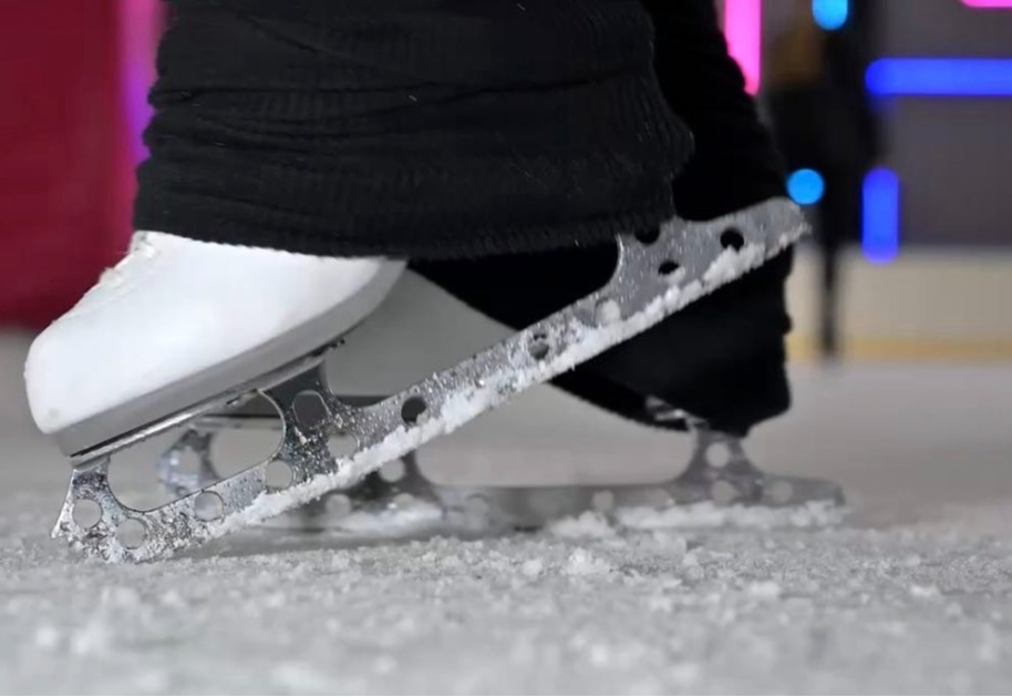 Lightweight figure skating blades